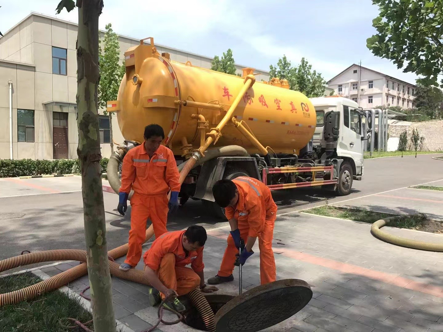 仓山管道疏通车停在窨井附近