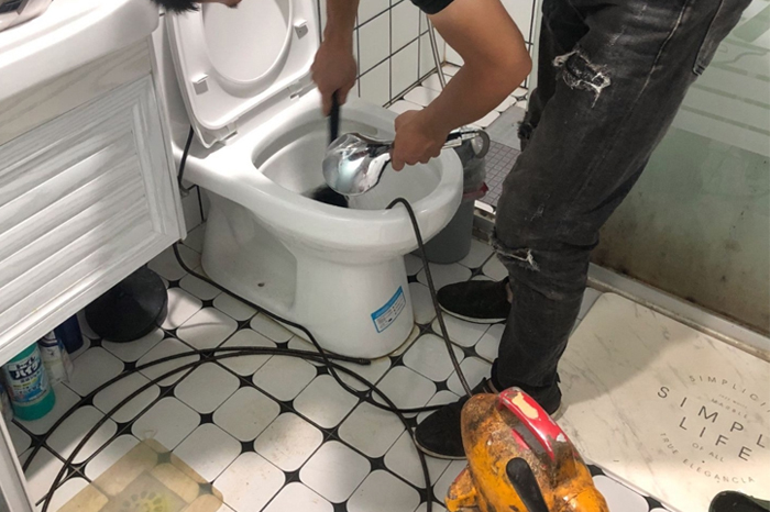 仓山马桶堵塞自己疏通还是找师傅?专业上门服务让你省时更省心